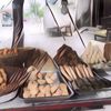 Kocak! Seorang Pedagang Gorengan Lewat Pakai Kostum Tak Terduga