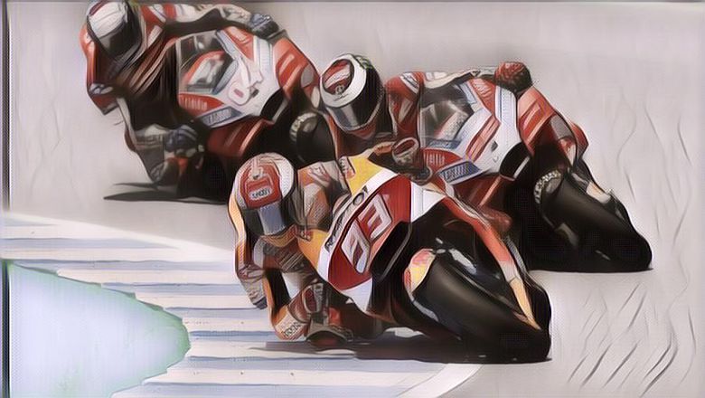 Dani Pedrosa Menyenggol 2 Rider Ducati yang Saling Membalap