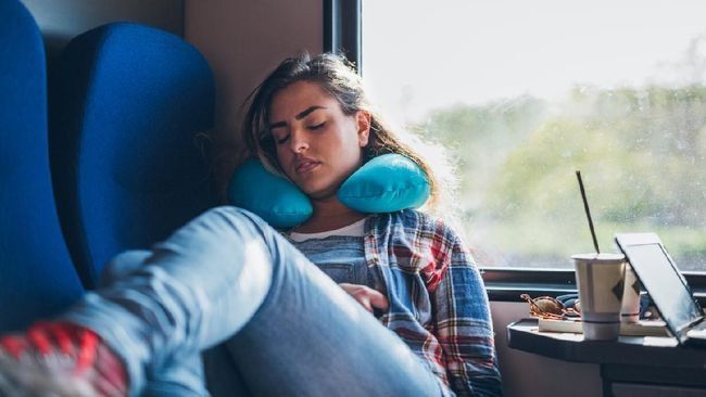 6. Bawa Bekal, Jaket dan Bantal Leher