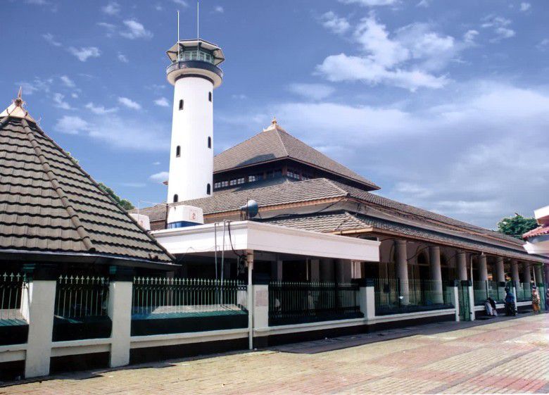 3. Masjid Ampel yang terletak di Surabaya