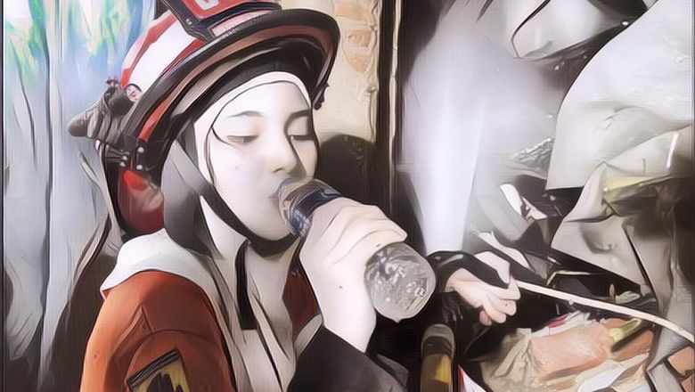 Berani Banget Berhadapan dengan Api, Petugas Damkar Cantik Ini Bikin Netizen Pada Salah Fokus Nih!