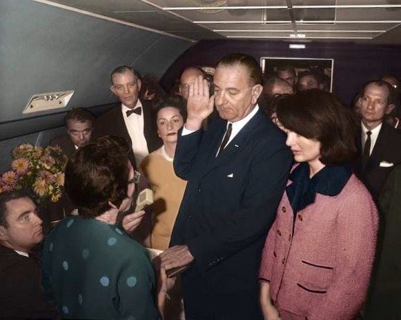 4. Pelantikan presiden di samping jenazah JFK