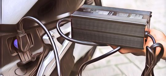 Simak Baik-Baik! Ini 4 Cara Mengisi Baterai Motor Listrik agar Tahan Lama