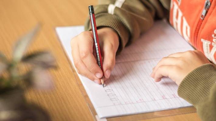 2. Sesekali, gunakan alat tulis saat menulis