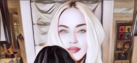 Wow, Madonna Tampil Seksi Di Hari Ulang Tahunnya Ke 63 Tahun Dengan Headpiece Karya Rinaldy Yunardi