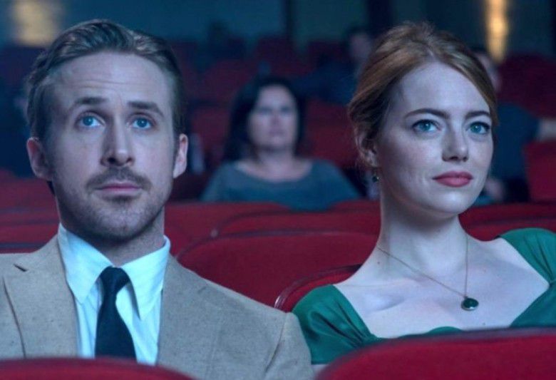 2. Secara tidak sadar juga, kita bakal lebih sering melamun, tapi itulah jatuh cinta