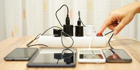 3. Menggunakan stop kontak yang tidak aman