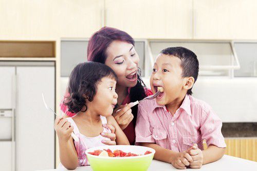 3. Buat Jadwal Makan dan Hindari Camilan Sebelum Makanan Utama