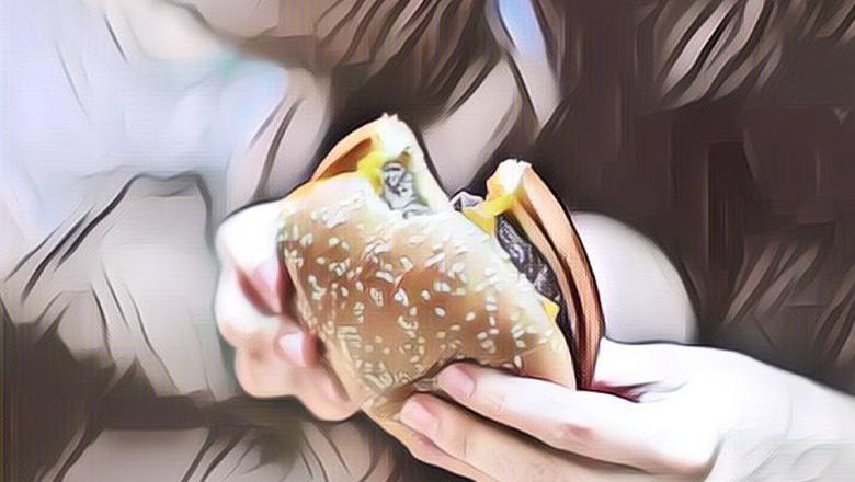 Kocak Abis, Wanita Ini Jadi Sorotan Saat Makan Junk Food Dengan Cara Unik di Restoran Cepat Saji