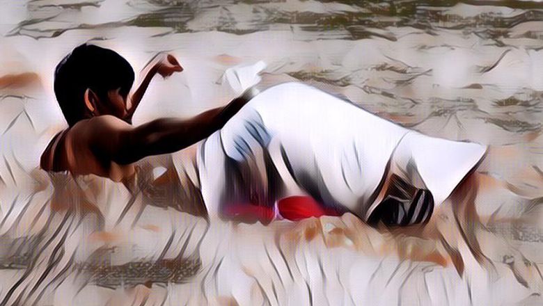 Foto Seorang Pria Seberangkan Anak-Anak di Sungai untuk Bersekolah Viral