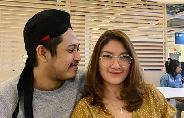 2. Rynda Rezky adalah istri komika Tretan Muslim. Tak banyak yang tahu bahwa istri Muslim ini cantik banget, lantaran ia memang jarang tampil di layar kaca.