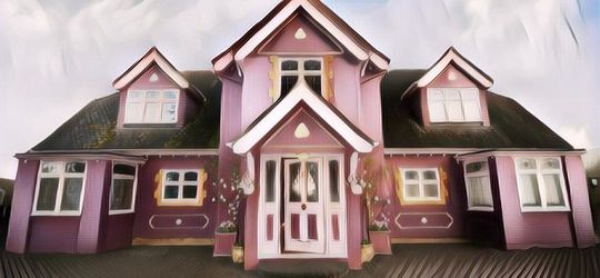 Viral, Wanita Asal Thailand Ini Heboh Karena Punya Rumah dengan Warna Serba Pink