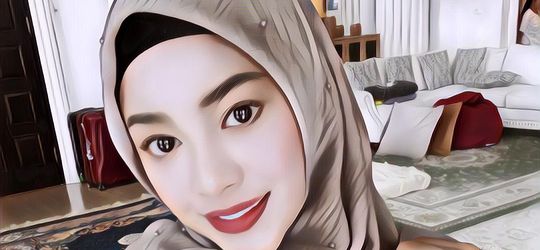 Cantik Berhijab, Senyum Aurel Hermansyah Saat Video Call dengan Ayah dan Ibu Mertuanya