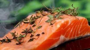 2. Mengonsumsi Salmon