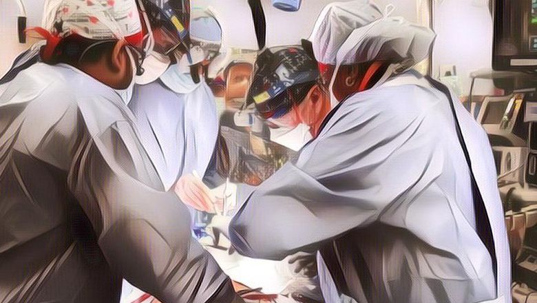 Bikin Gempar! Seorang Dokter Muslim Ini Berhasil Cangkok Jantung Babi ke Manusia