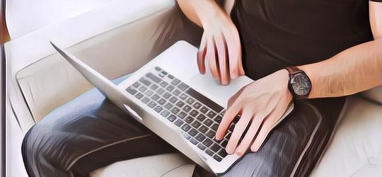 Jangan Dibiasakan, Memangku Laptop Ternyata Bisa Berdampak Ini untuk Kesehatan