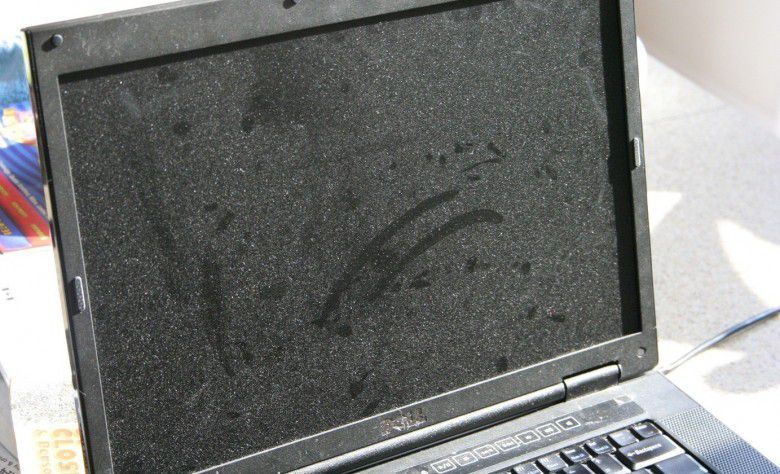 # Cara Membersihkan Layar Komputer Non-LCD (Berlapis Kaca)