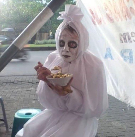 # Kalo Ramadhan gini emang cuma manusia aja yang diwajibkan puasa, makhluk halus mah bebas boleh makan apa aja