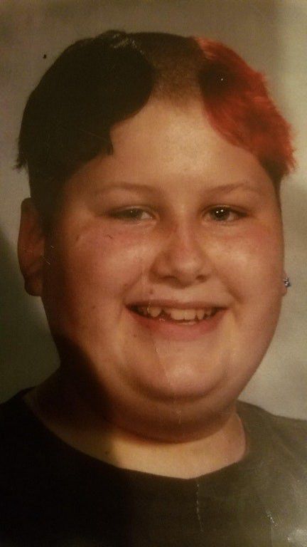 7. Model tipis di bagian pinggir sudah terlalu mainstream, mungkin kamu bisa coba ini...