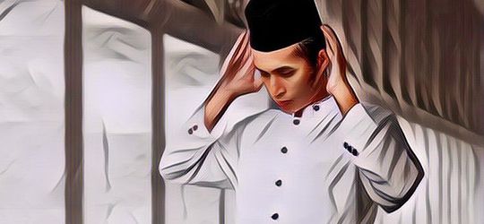 Hukum Menelan Sisa Makanan Di Mulut Ketika Salat Menurut Buya Hamka, Benarkah Ibadahnya Harus Diulang?