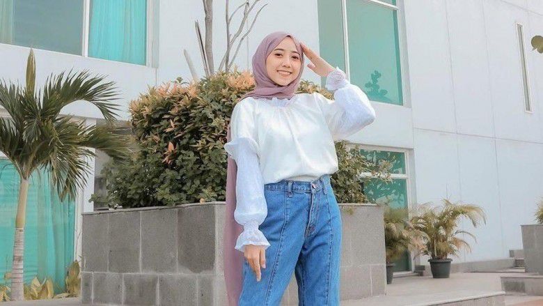 7. Gunakan Outfit Tanpa Banyak Detail Besar