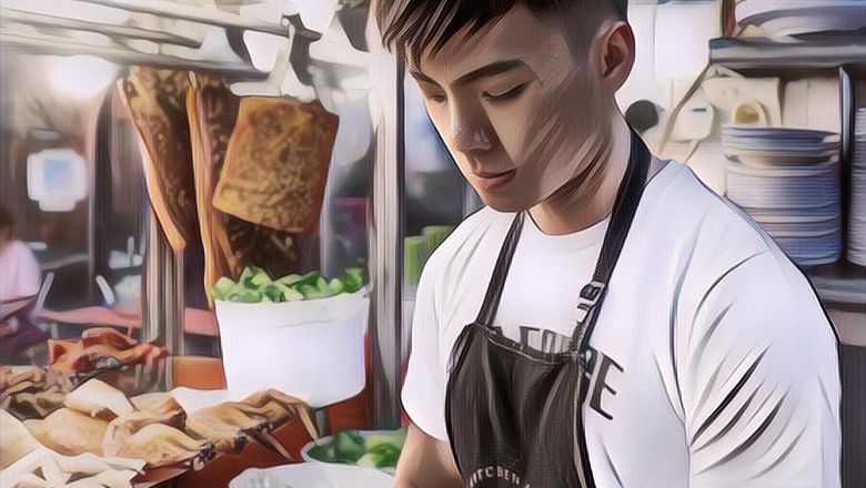 Warung Nasi Ayam Kebanjiran Pembeli karena Cowok Ganteng Ini ... Siapa Dia?