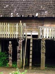 2. Dilarang Menghina Patung Kayu