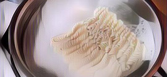 Jangan Dibuang! Air Rebusan Mi Instan Ternyata Punya Manfaat yang Tak Terduga Lho!