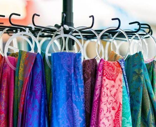 4. Gantung pakaian berbahan tipis seperti jilbab