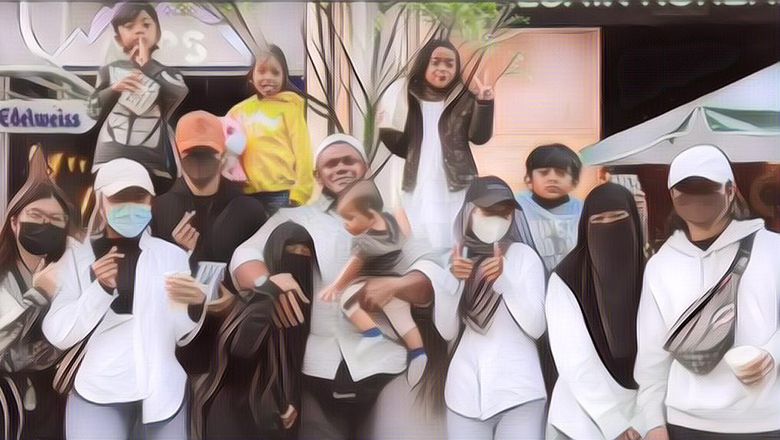 Suami Ini Ajak 4 Istri Sekaligus 13 Anaknya ke Mall