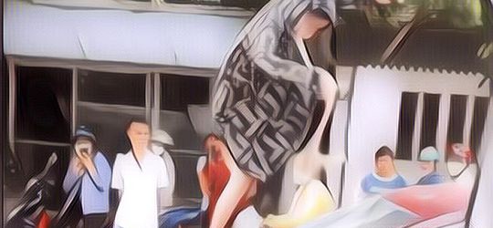 Ekstrem! Wanita Ini Gigit Telinga Pelakor Hingga Naik Ke Kap Mobil Saat Grebek Suaminya Yang Selingkuh