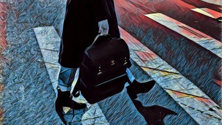 Seorang Nenek Diperiksa Petugas Lantaran 'Bom' Di Tasnya