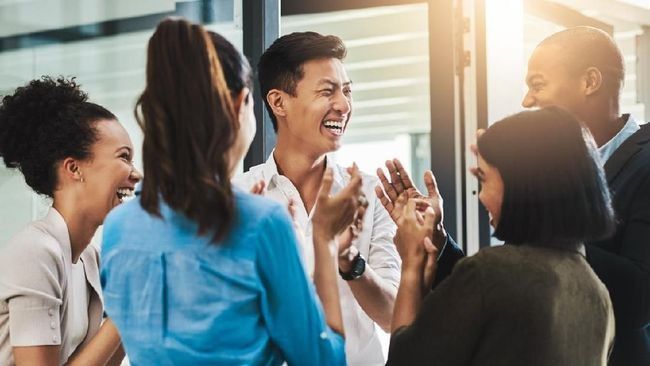 2. Bergaul dengan Orang-Orang Beraura Positif