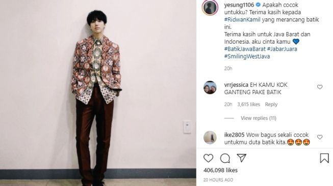Nggak mau kalah sama leader, Yesung Super Junior juga membagikan potret kerennya saat memakai baju batik nih, ganteng banget kalau diajak ke kondangan.