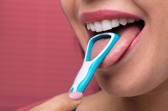 4. Membersihkan Lidah