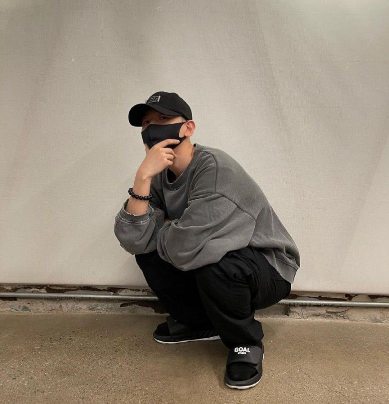 Baekhyun EXO juga tak mau ketinggalan unjuk gigi. Dia juga mengunggah foto dengan rambut cepat di akun Instagramnya.