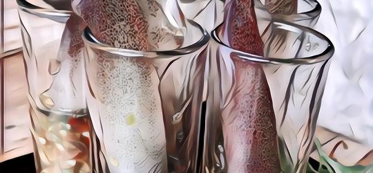 Wanita Ini Lahap Saat Makan Cumi Hidup di Thailand, Dicocol ke Saus