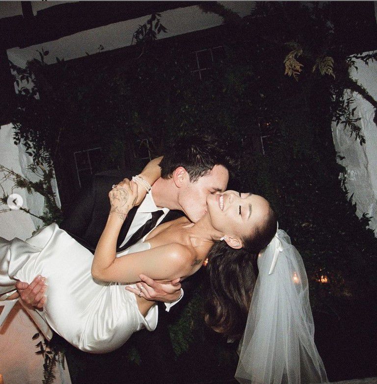 Menikah dalam suasana sederhana, Ariana Grande dan Dalton Gomez tampak sangat bahagia dengan lembaran baru yang telah dibuka.