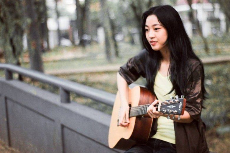 14. Nggak Hanya Pandai Bermain Peran di Televisi, Nona Juga Fasih Main Gitar