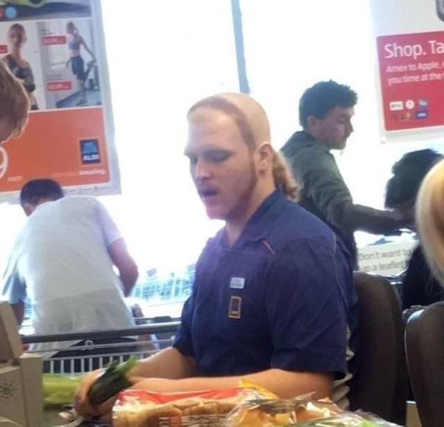 5. Wah, unik juga rambutnya melingkari muka begitu