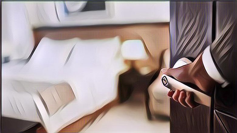 Nggak Perlu Risau, Begini Cara Menemukan Kamera Tersembunyi di Hotel
