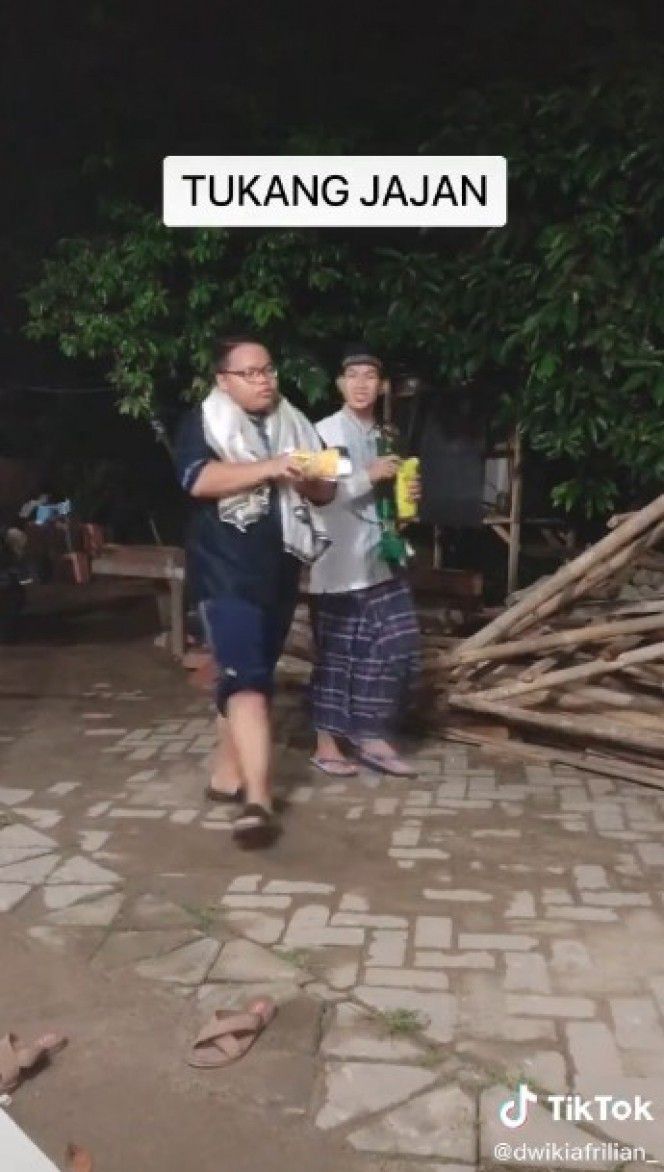 Jepretin Temen Pake Sejadah