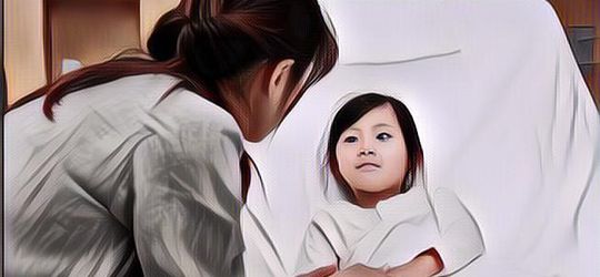 Bikin Mewek, Seorang Bocah Menghibur Ibunya Ketika Diisolasi di RS