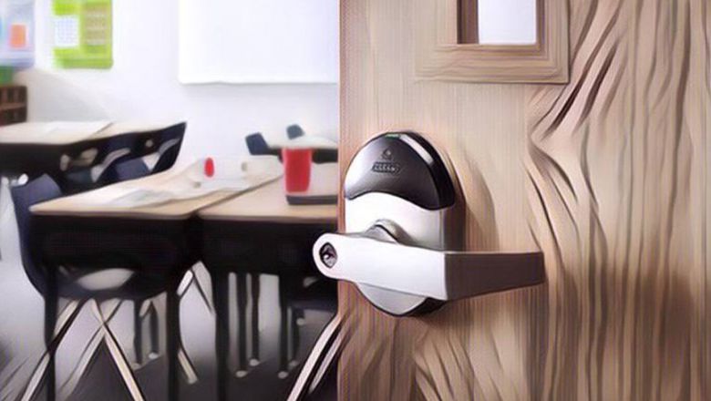 Kocak! Siswi Ini Banyak Gaya Pakai Manjat Pintu Kelas, Sontak Malu Saat Dilihat Teman Cowok