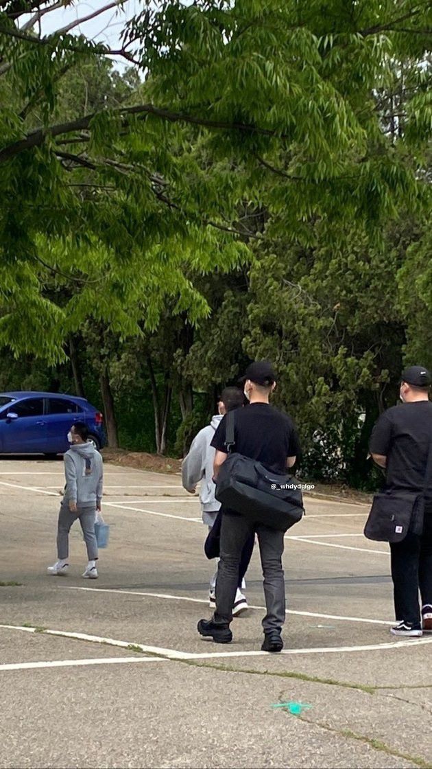 Baekhyun EXO kini dia benar-benar telah berangkat menuaikan tugas negara. Ini penampilannya sebelum beranjak.