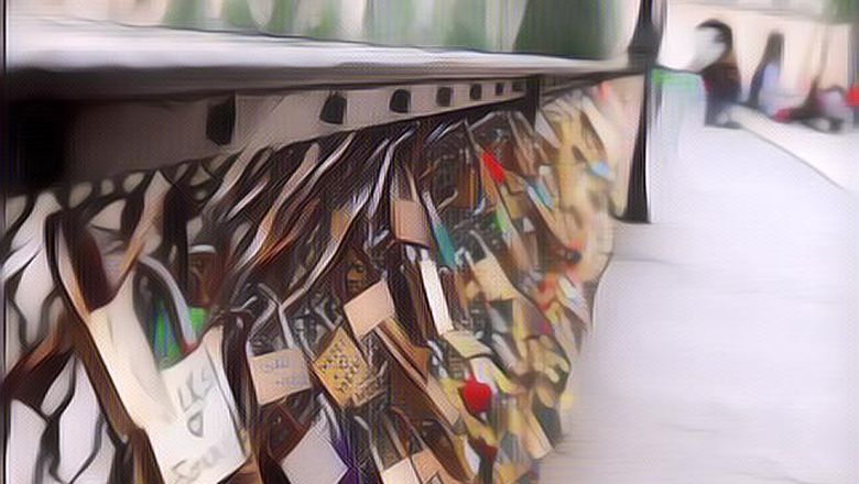 Seorang Wanita Sewa Kurir untuk Pergi ke Gunung Demi Hancurkan Gembok Cinta Usai Diselingkuhi