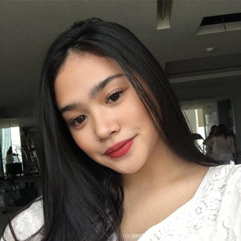 2. Saat ini Tiarani tinggal di Bandung bersama ayahnya, Harry Nugraha