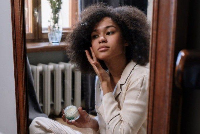 # Hidrasi kulit dengan skincare hyaluronic acid