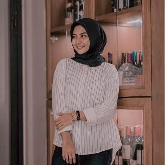 7. Dengan penampilan kasual pun tetep cantik