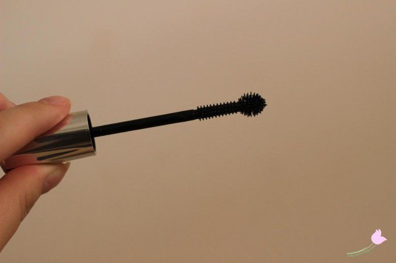 6. Sikat maskara yang bulunya berbentuk bola